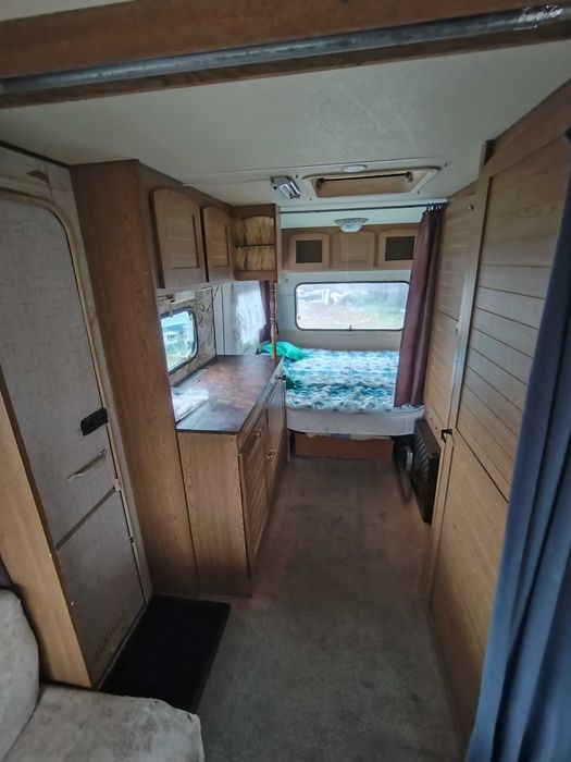 Przyczepa kempingowa Eriba. stacjonarna zimowy dach zimowy przedsionek