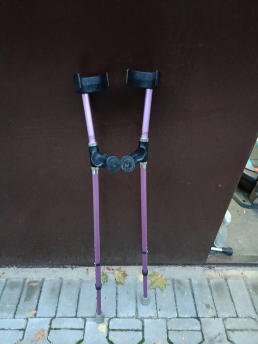 Kule ortopedyczne łokciowe – różne kolory, regulacja 145–195 cm

Na sp