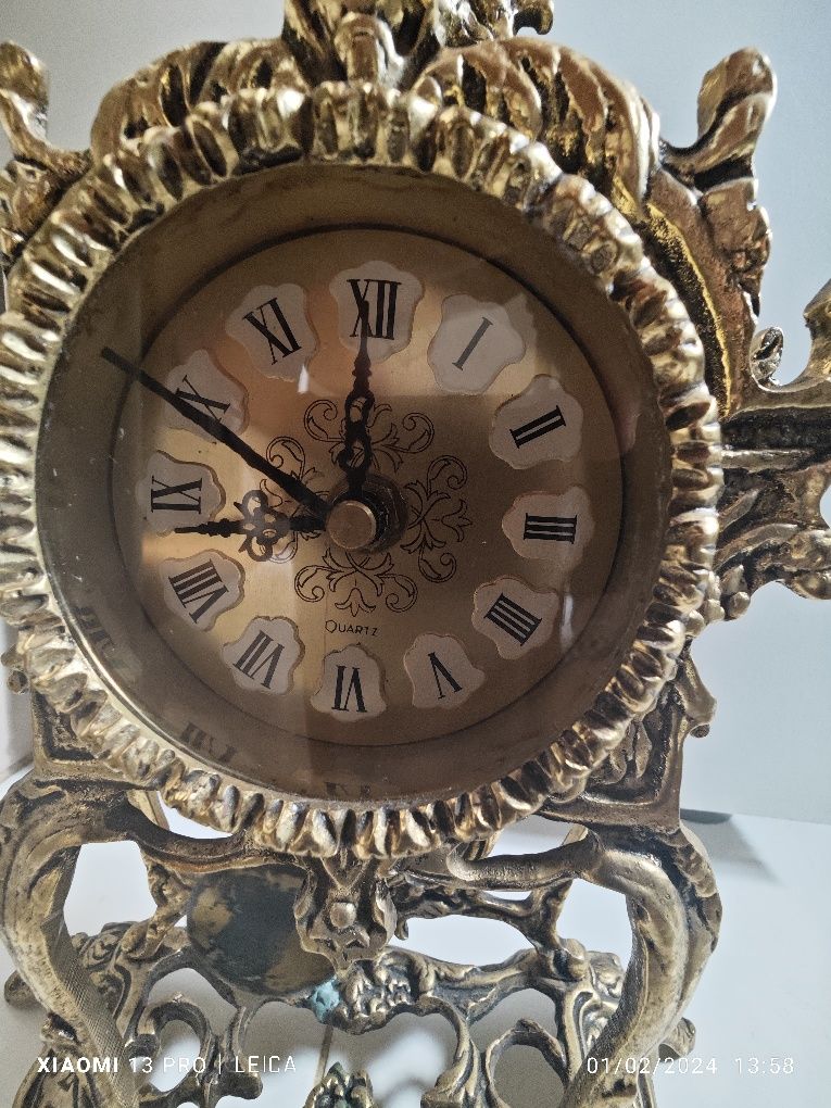 Relógio antigo trabalhado latão