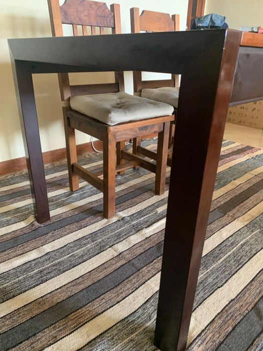 Mesa em madeira + cadeiras