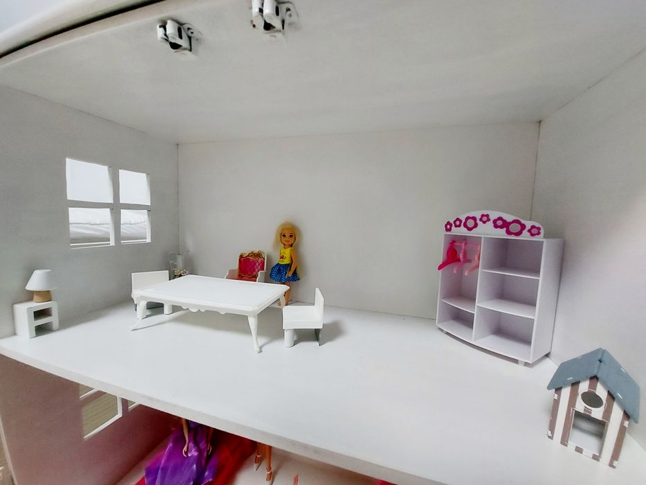 Otwierany domek na kółkach dla lalek, z otwieranym dachem