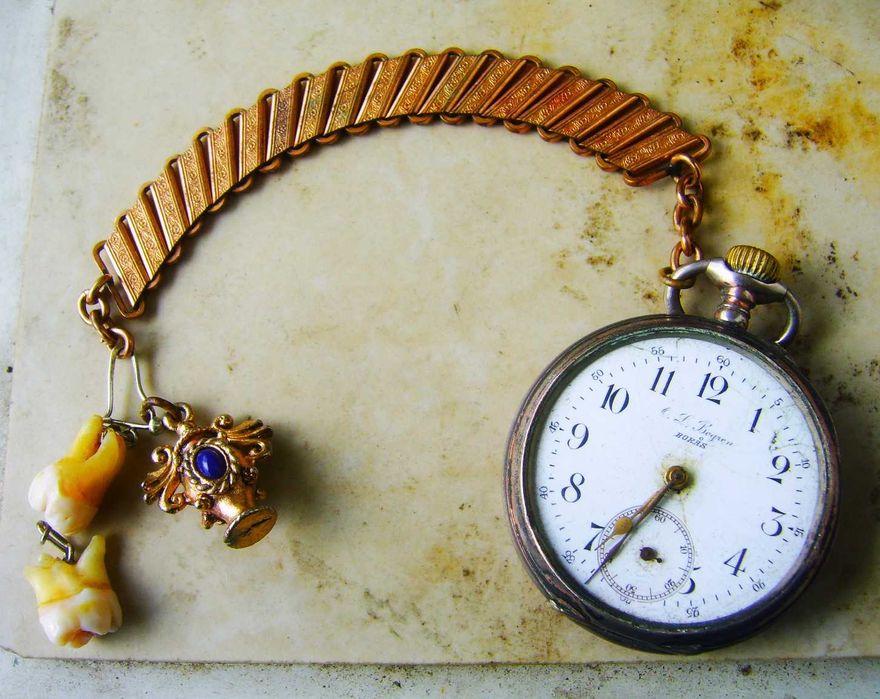 Przeklęty Srebrny Zegarek Ludzkie Zęby z Opuszczonego Szpitala Psych.