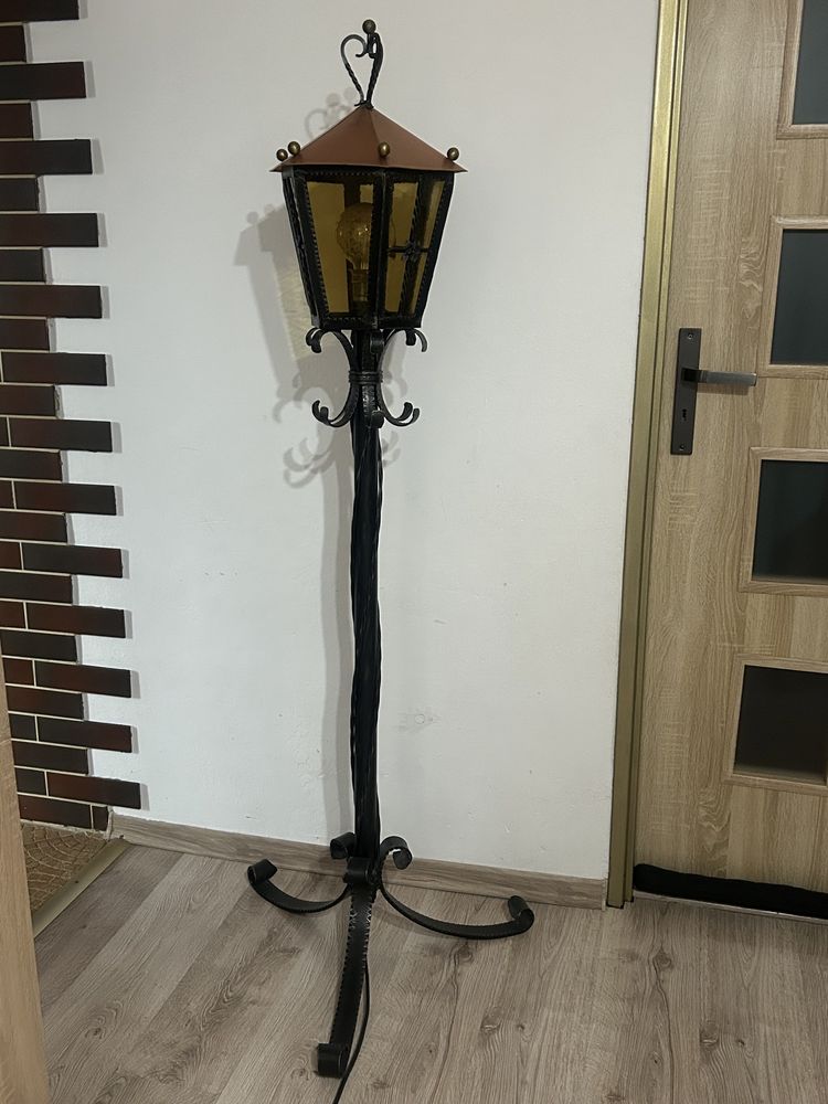 Lampa stojąca z regulacją swiatła
