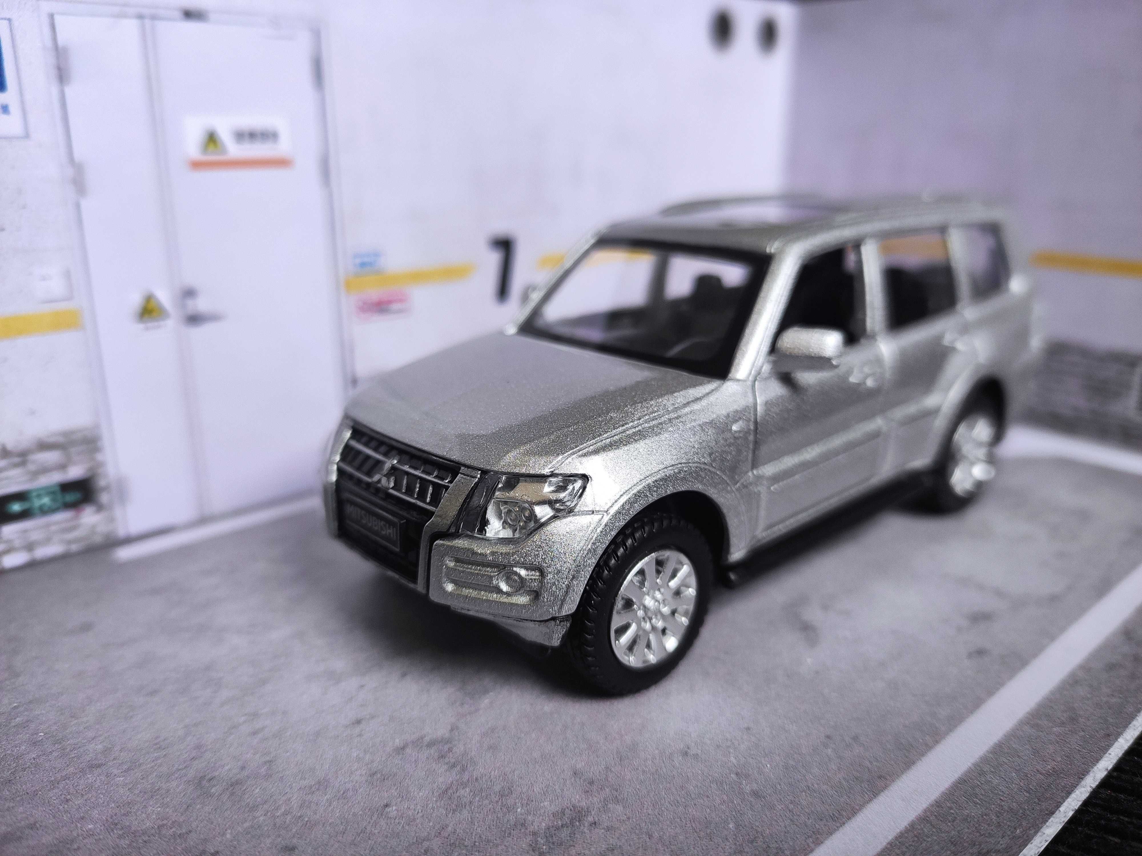 Carro Miniatura Mitsubishi Pajero em escala 1:43 - Oferta Envio