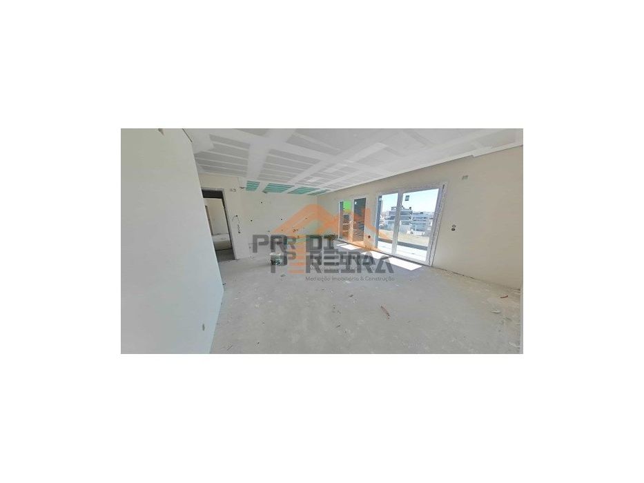 Apartamento T3, localizado em Santo António dos Cavaleiros.