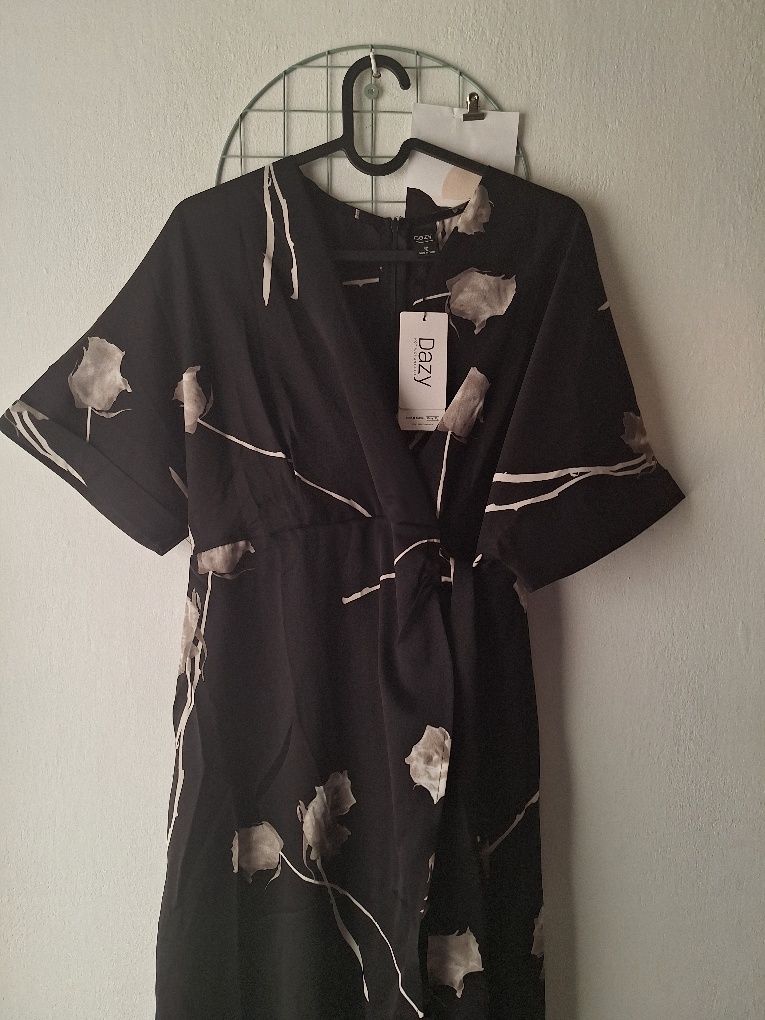 Czarna sukienka w kwiaty