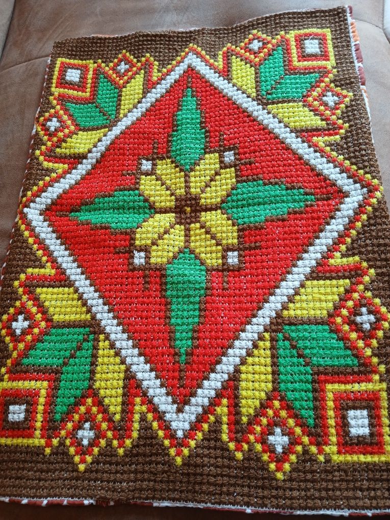Poduszka hand made haft krzyżykowy