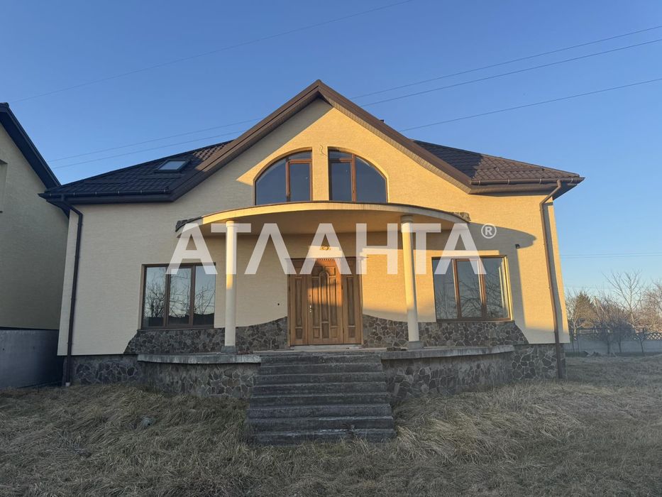 Продається двоповерховий будинок в смт Куликів.