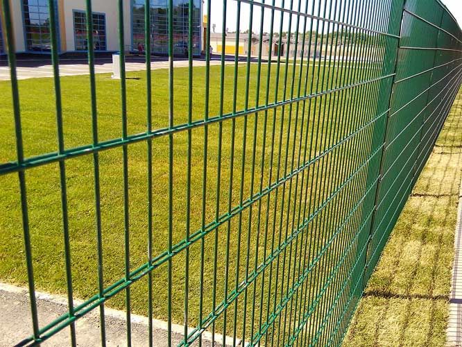 Секционный зеленый забор с двойной проволокой