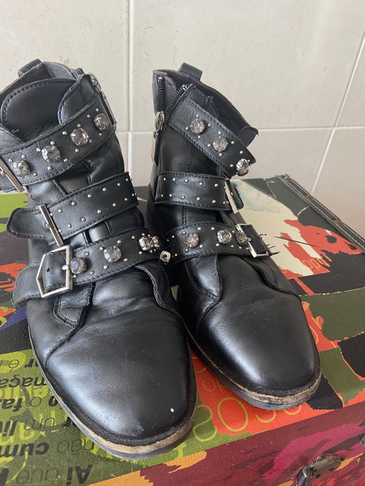 Botins preto em pele