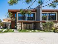 Moradia T4 de arquitetura contemporânea, acabada de construir, inse...