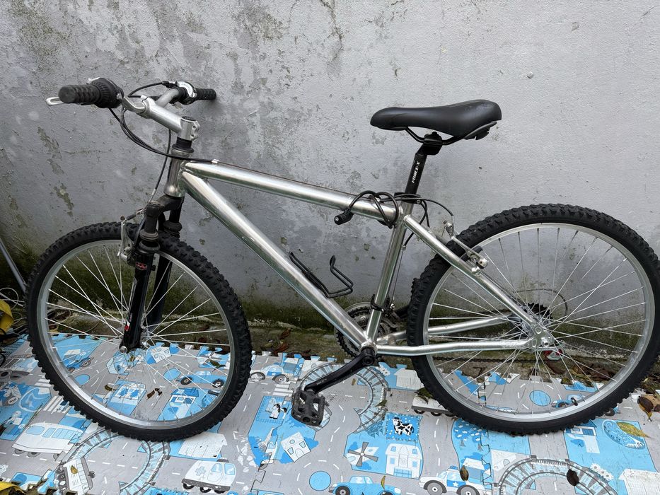 Bicicleta de marcha em bom estado