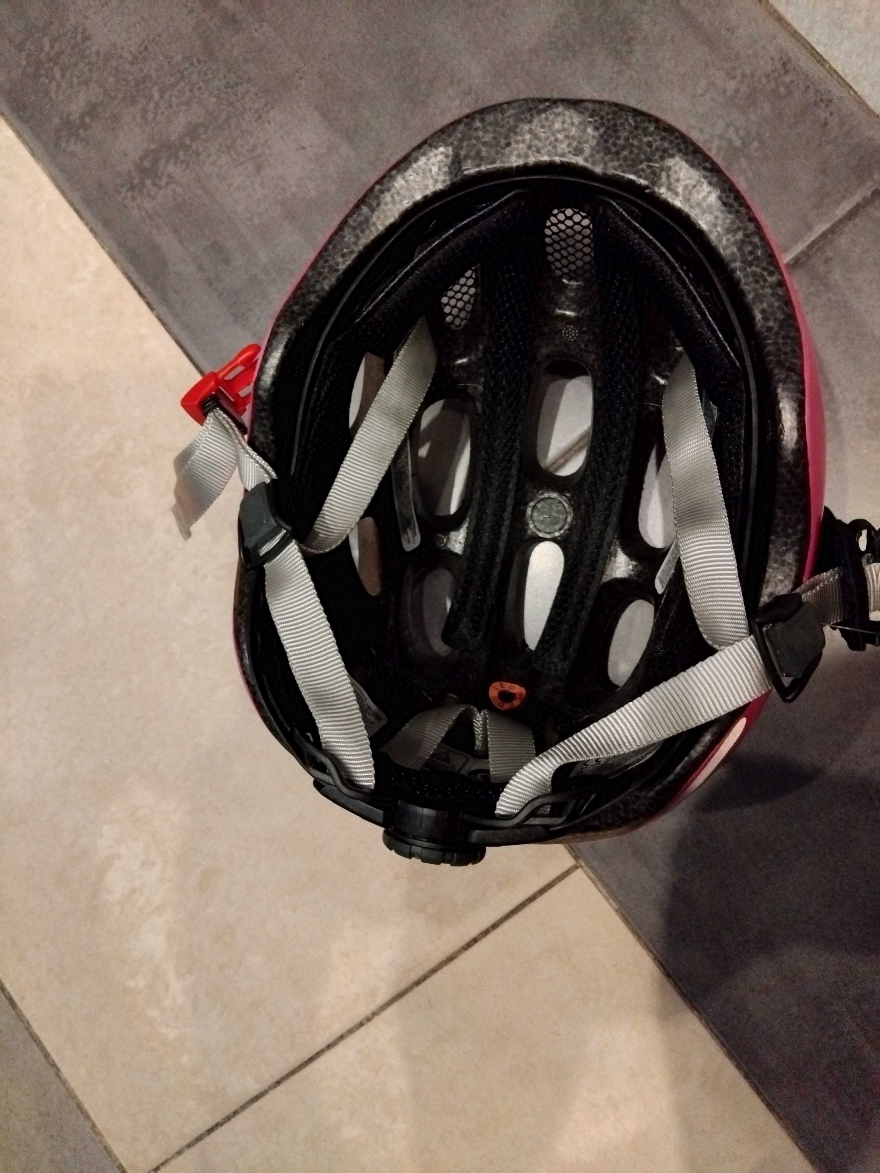 Różowy kask  Abus.
