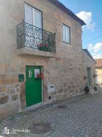 Casa da Serra, no concelho de Seia, com vista para a Serra da Estrela.