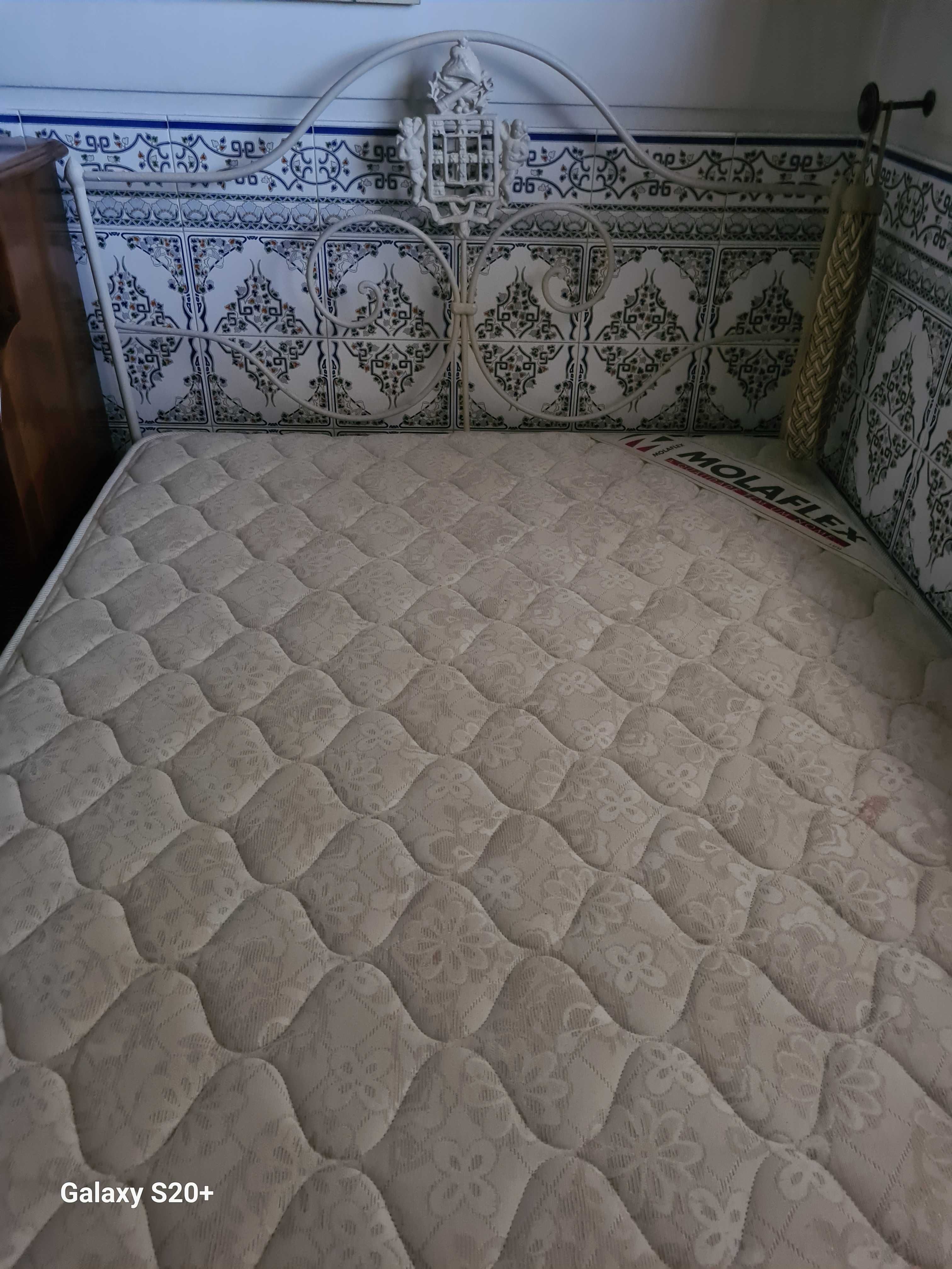 Cama em ferro com colchão Molaflex e estrado