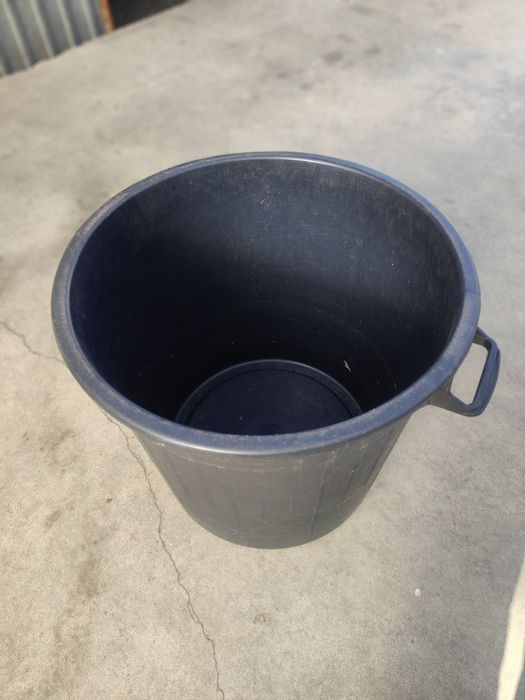 Baldes plásticos 100 de 50 litros