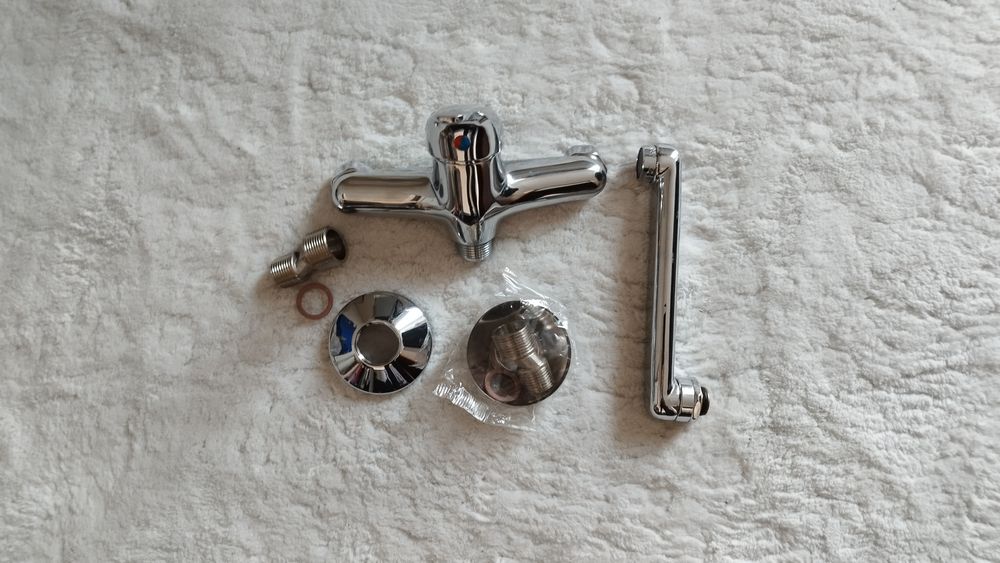 Bateria naścienna z krótką wylewką Valvex