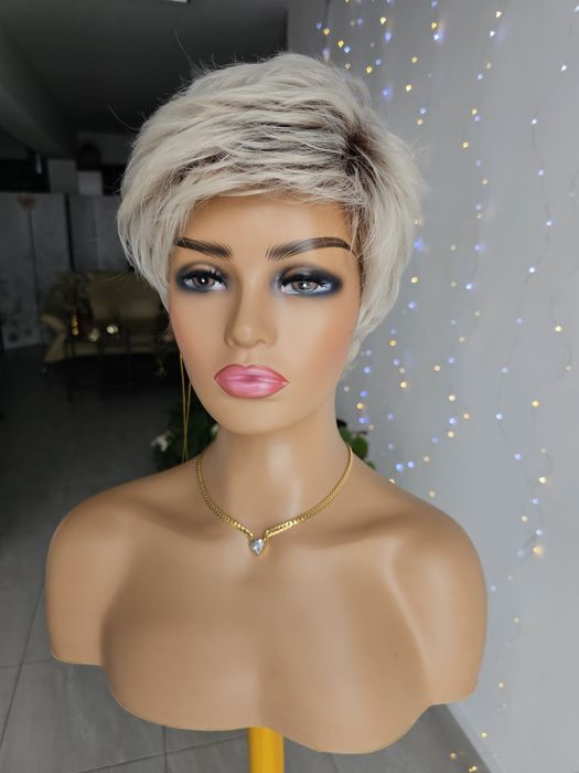 Krótka peruka platynowy blond na odroscie brąz KBS-17 naturalna fryzur