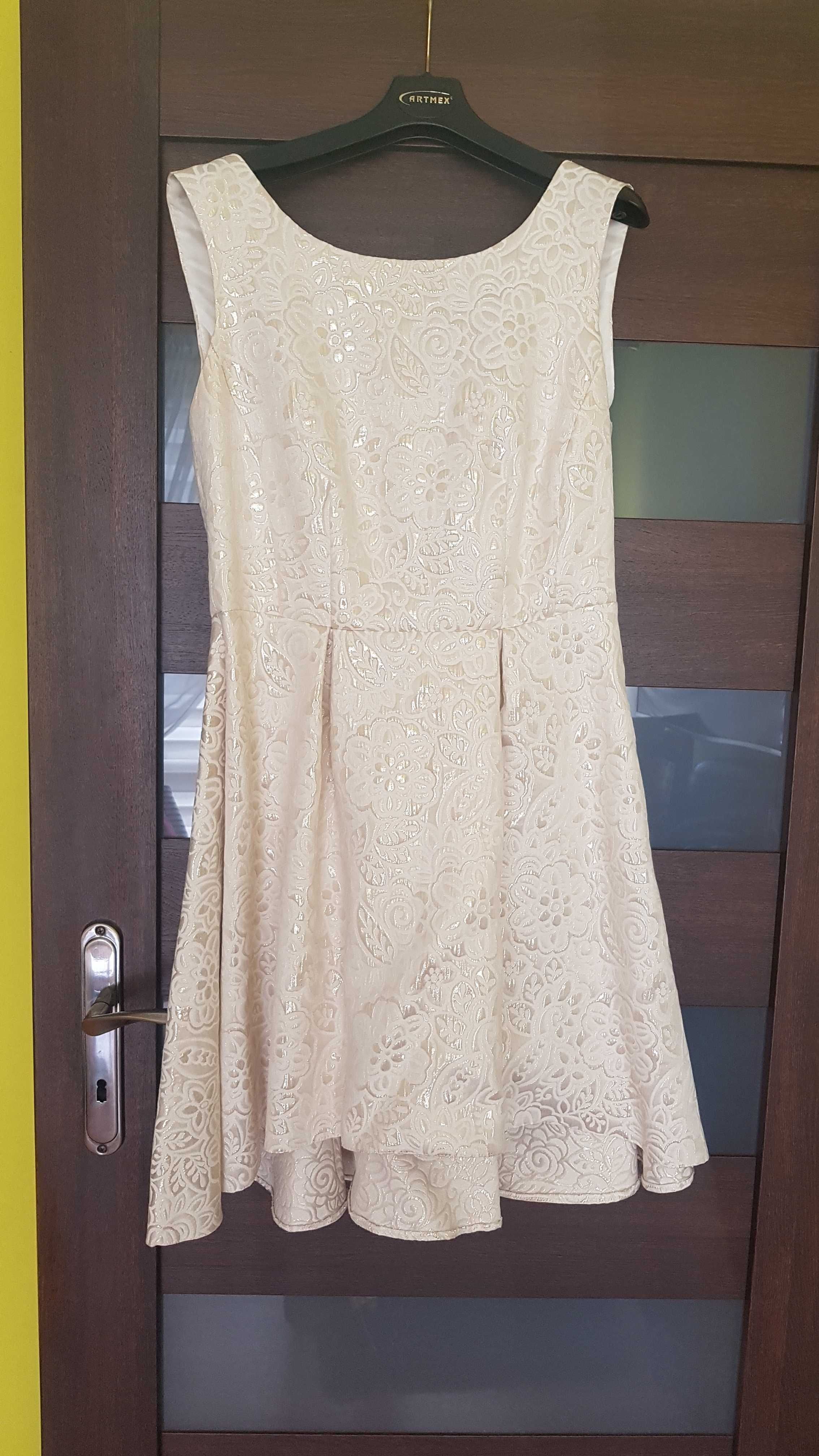 Kremowa sukienka