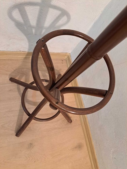 Wieszak podłogowy drewniany gięty ciemny