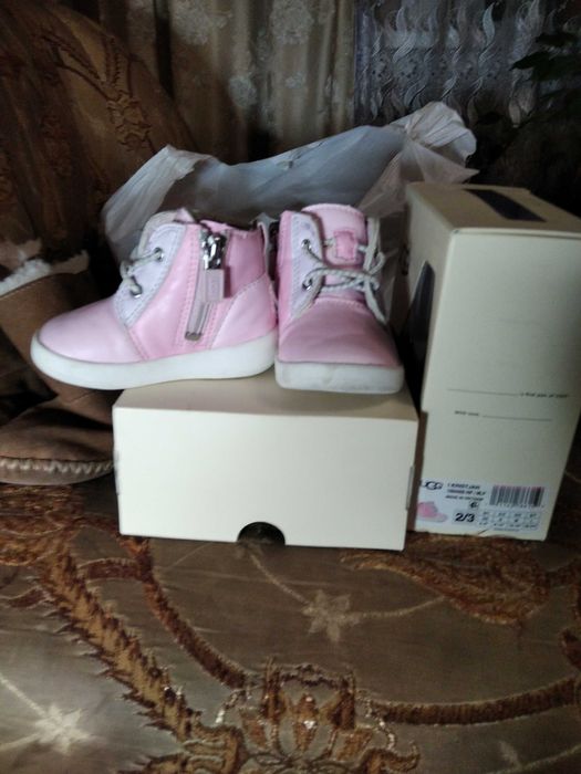 Черевички UGG рожеві для принцеси, на 6-12  місяців