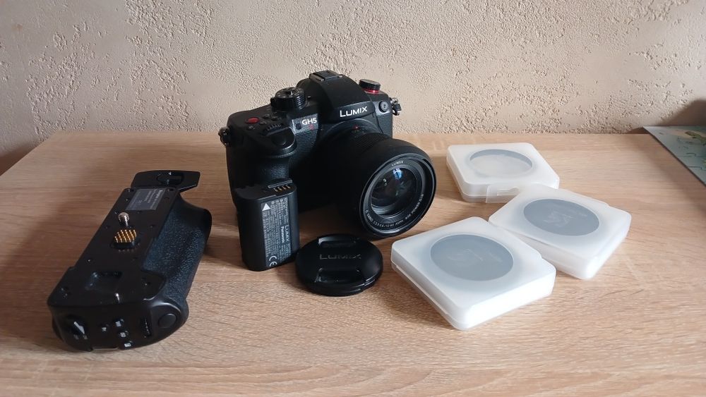 Продам Panasonic gh 5 mark 2 + Об'єктив + доп. батарея та флешка