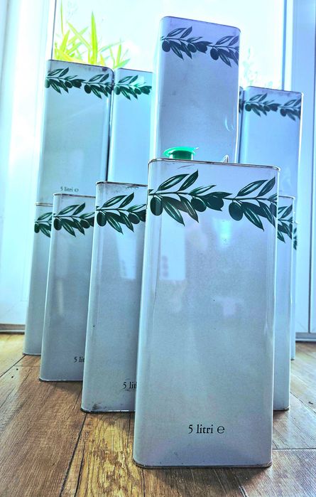 Świeżo tłoczona oliwa z oliwek prosto z Sycylii dostępna od ręki