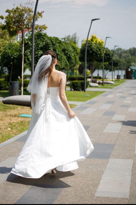 Атласна Весільна сукня корсетного типу, з розрізом на лівій ногі