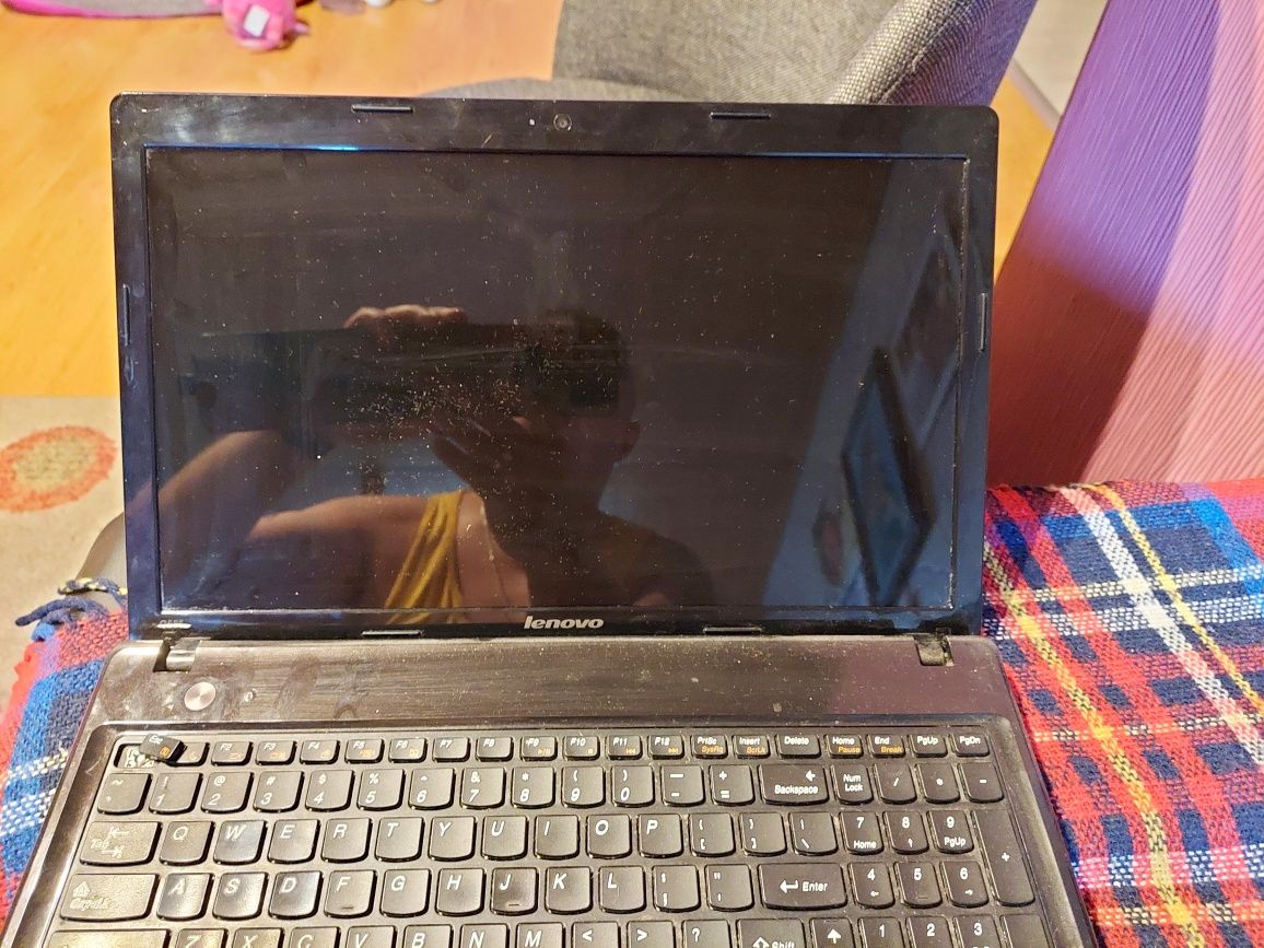 Laptop Lenovo G585 15,6 " AMD E1 4 GB / 500 GB czarny