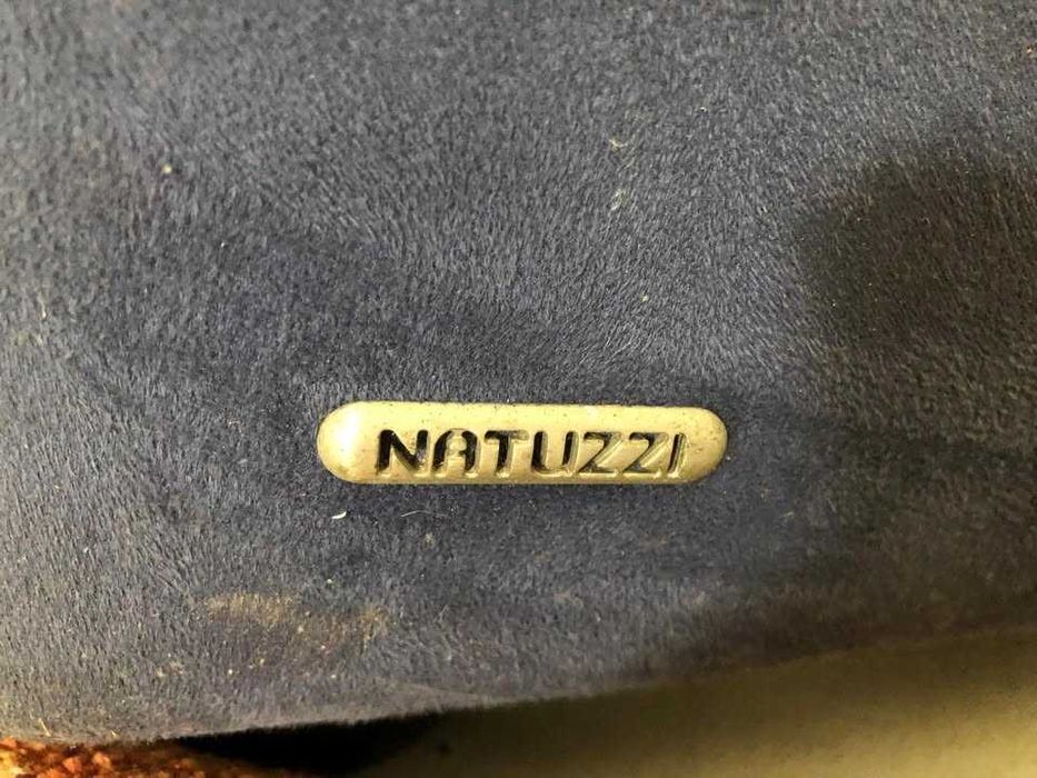 sofá e pousa pés em veludo azul da Natuzzi, bom estado.