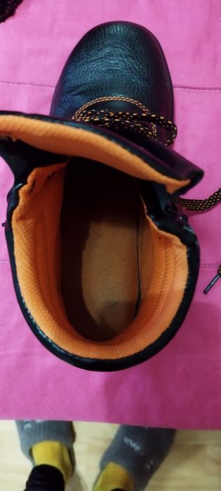 Botas de menino preto laranja