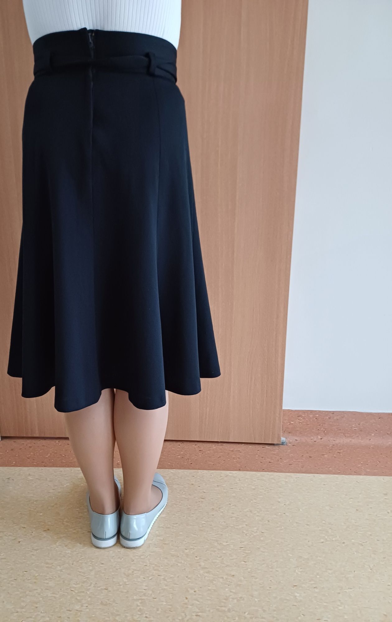 Czarna spodnica z klosza midi +pasek S/M studniówka