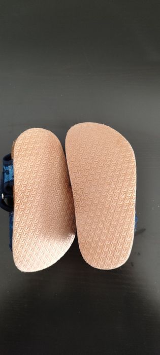 Sandálias para criança, novas.