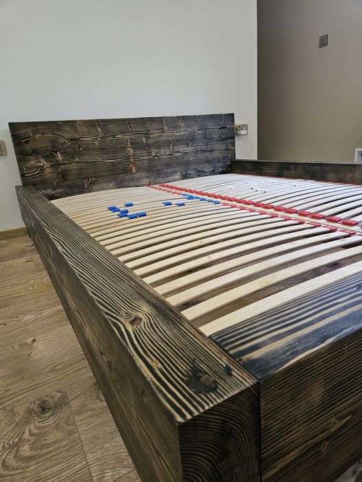 Łóżko drewniane ze starych bali