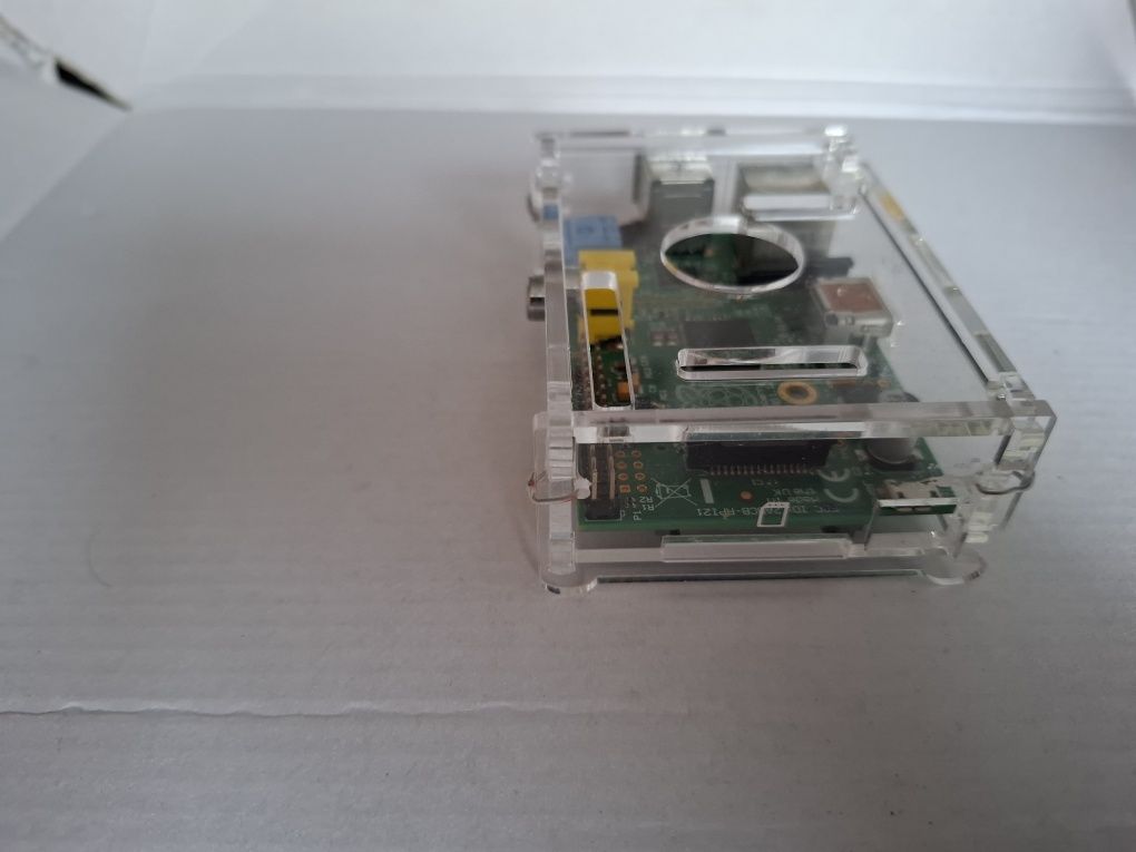 Raspberry pi 1	 b moduł Wi-fi dedykowana kamera