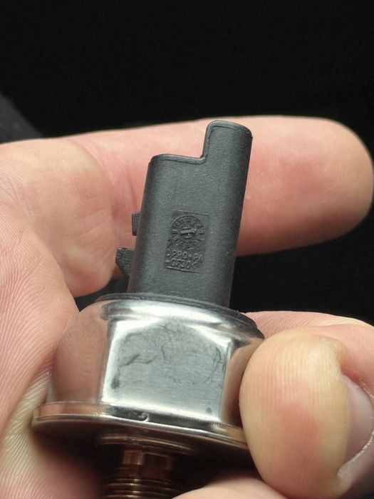 Датчик давления топлива в Common Rail рейке Peugeot Partner renault