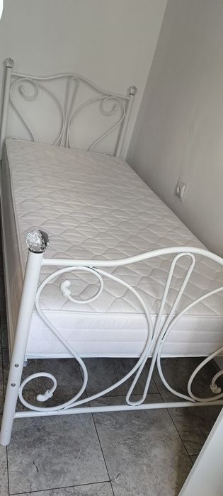 Białe łożko metalowe 90x200