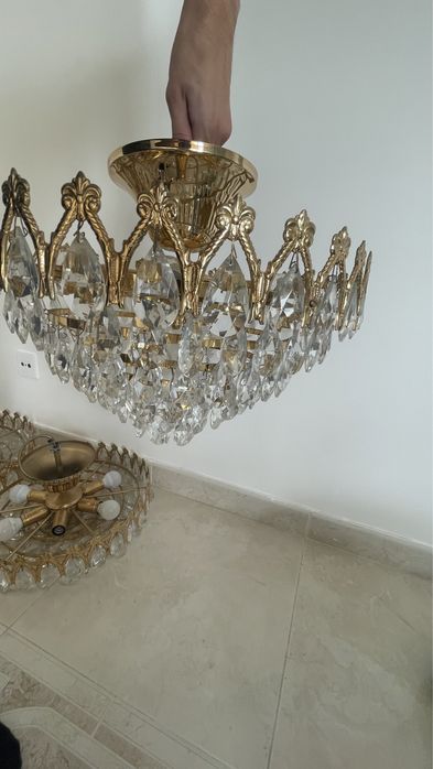 3 Lustres dourados de cristais