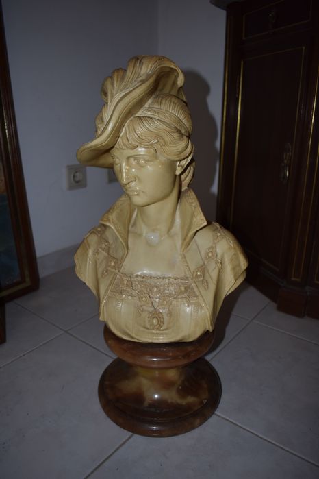 Busto em mármore/alabastro