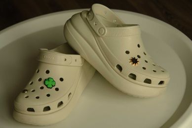 Crocs Classic Crush Bone + pins (37-38)