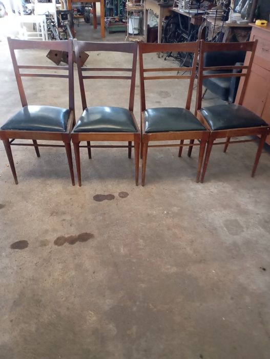 Vendo estas cadeiras muitas bonitas bom estado