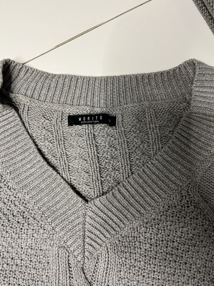 szary luźny sweter oversize z dziurami