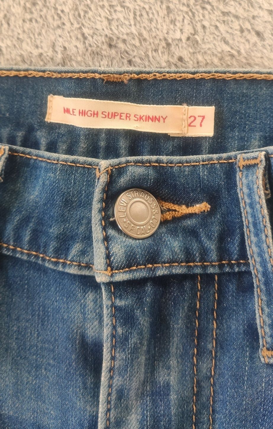 Jeansy rurki z bardzo wysokim stanem Levi’s Mile High Skinny W27