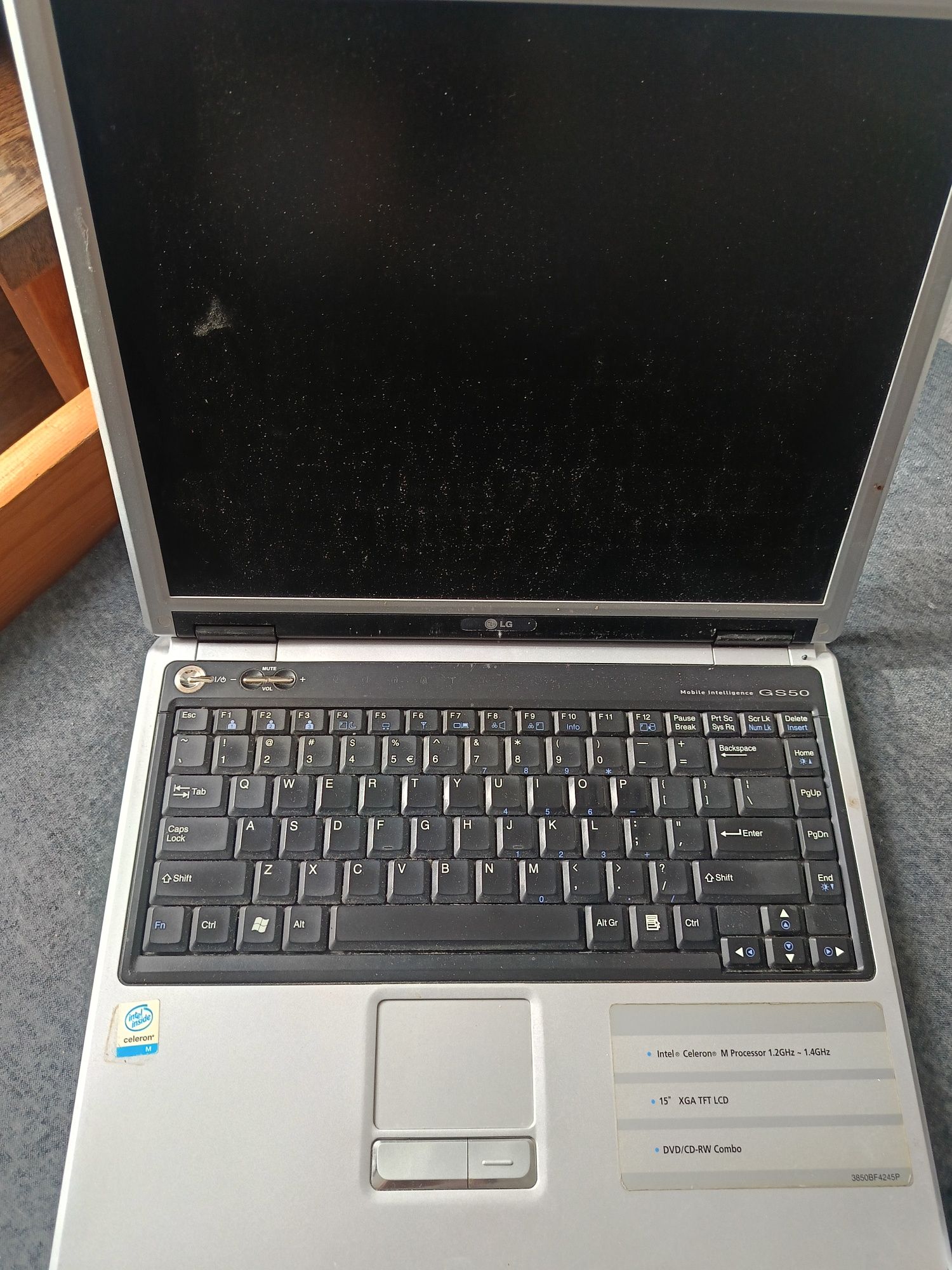 3 stare  laptopy
