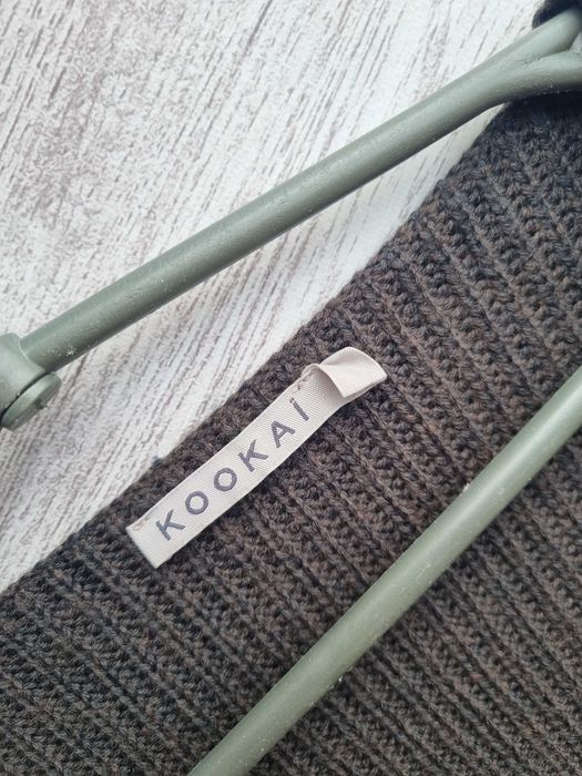 Абсолютно новый вязаный свитер из мериносовой шерсти с напылением