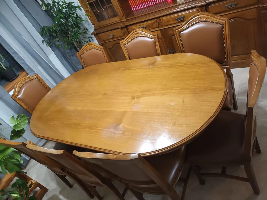 Mobília com mesa cadeiras e aparador