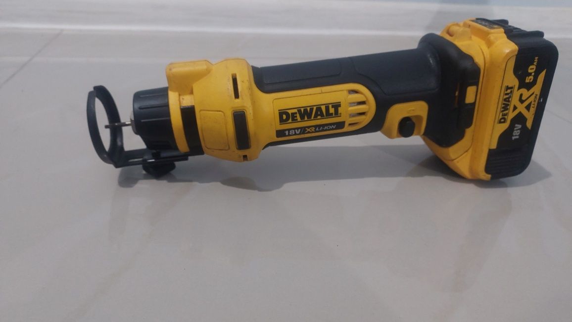 Акумуляторний фрезер для вирізання гіпсокартону DeWalt DCS551