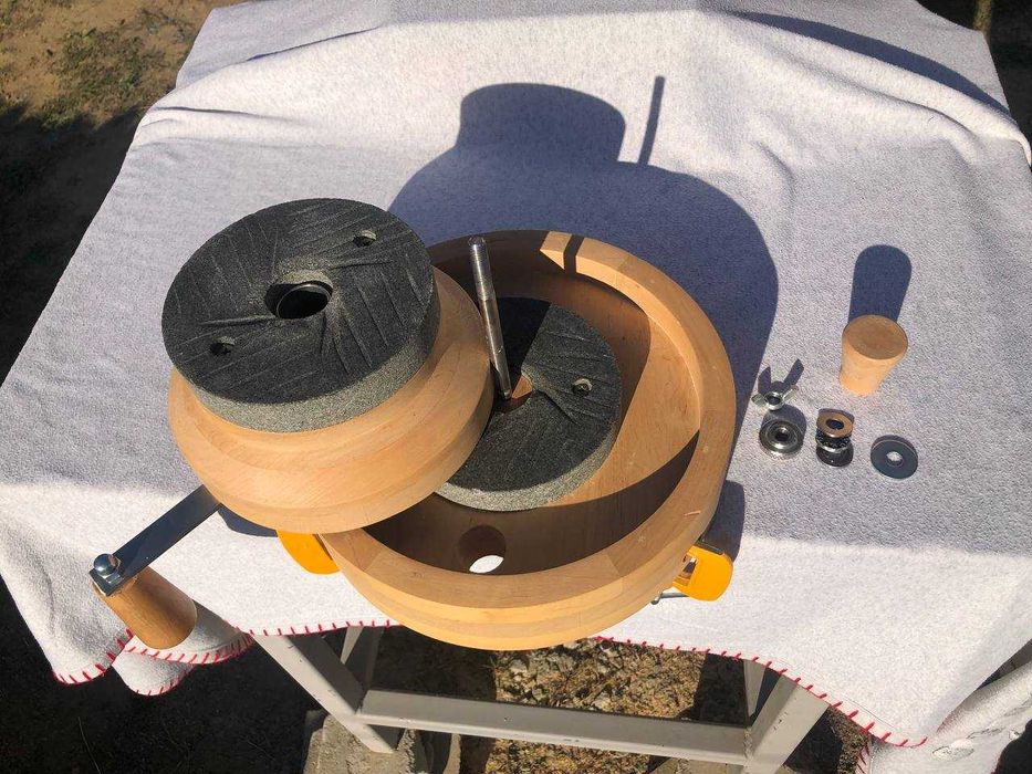 Ручний млин для цільнозернового борошна /Ручная мельница