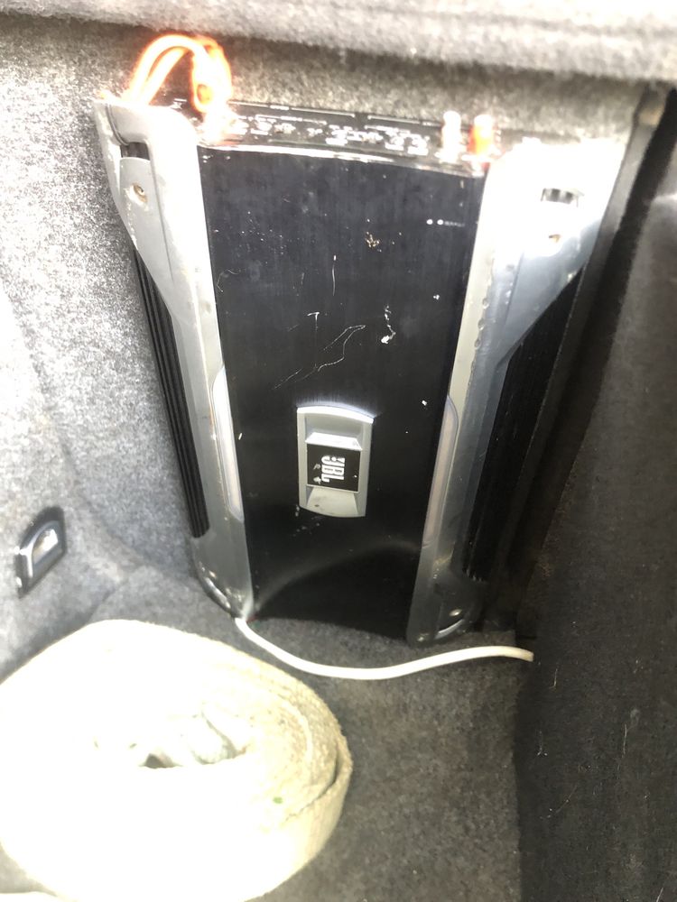 Саббуфер Jbl та підсилювач Jbl.