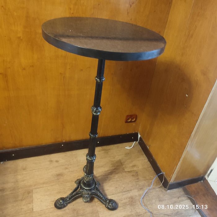 Барный столик на чугунной основе